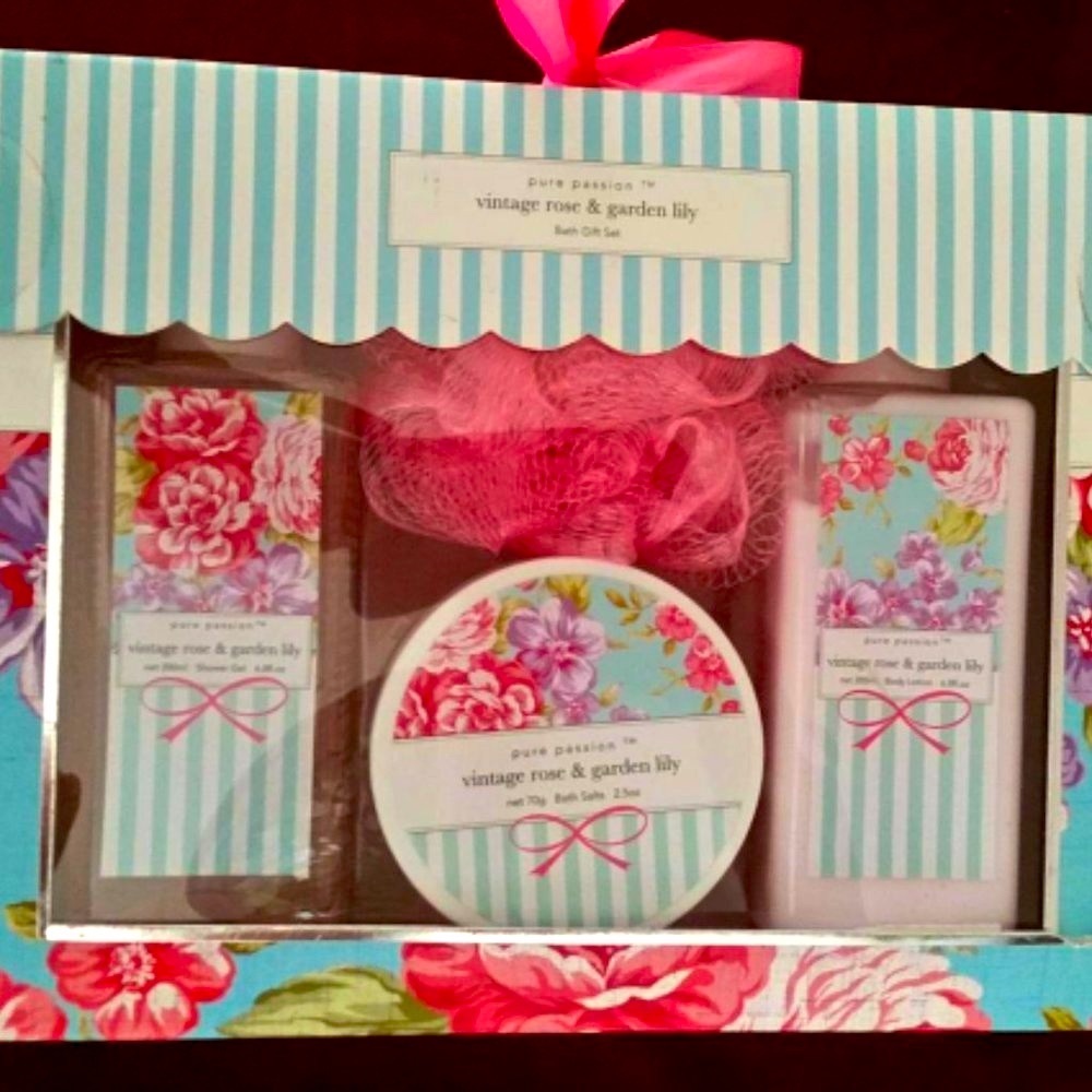 Pure Passion Vintage Rose & Garden Lily 4 Piece Bath Gift Set